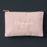 Moderner Name der Personalisierten Bridesmaid Mono Zubehörtasche<br><div class="desc">Fügen Sie Ihrer Hochzeit eine persönliche Touch mit einem personalisierten Brautjunggeschenk hinzu. Dieses Design zeichnet sich durch den personalisierten Namen einer Brautjungfrau aus, die im Stil eines modernen Schriftartes mit weißer Schrift und ein Monogramm im Stil eines modernen, rot rosa Skripten-Schriftartes ist. Der Hintergrund ist mit dem Schriftart in weißem,...</div>