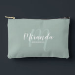 Moderner Name der Personalisierten Bridesmaid Mono Zubehörtasche<br><div class="desc">Fügen Sie Ihrer Hochzeit eine persönliche Touch mit einem personalisierten Brautjunggeschenk hinzu. Dieses Design zeichnet sich durch den personalisierten Namen der Brautjungfrau aus, der im Stil eines modernen Schriftartes mit weißer Schrift und Monogramm im Stil eines modernen, schlanken Schriftartes als Hintergrund mit dem Titel in weißem, modernem Sans Serif Schriftart...</div>