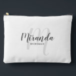 Moderner Name der Personalisierten Bridesmaid Mono Zubehörtasche<br><div class="desc">Fügen Sie Ihrer Hochzeit eine persönliche Touch mit einem personalisierten Brautjunggeschenk hinzu. Dieses Design zeichnet sich durch den personalisierten Namen der Brautjungfrau aus, der im Stil eines grauen, modernen Drehbuch-Schriftartes und in Monogramm im hellgrauen, modernen Schriftart-Stil gehalten ist. Der Hintergrund ist mit dem Schriftart in grauem, modernem Sans Serif auf...</div>