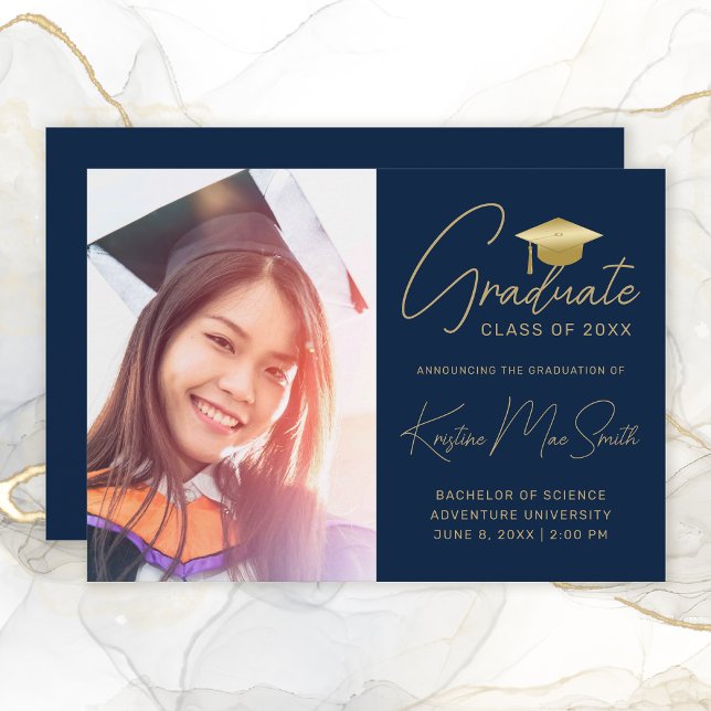Moderner Navy Gold Script Foto Uni-Abschluss Ankündigung (Modern Navy Blue Gold Photo Graduation Announcement)