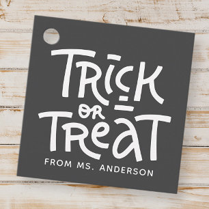 Moderner Niedlicher Typografie-Trick oder -Treaten Geschenkanhänger