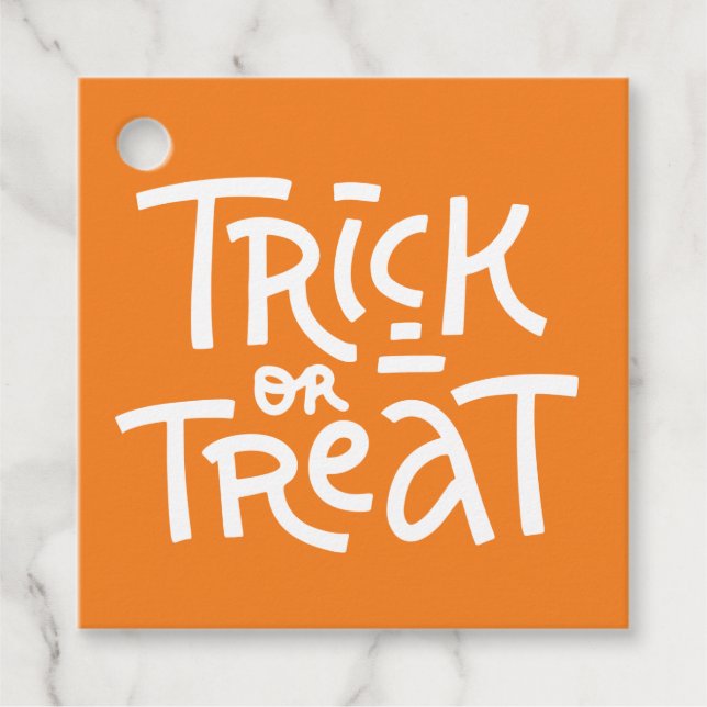Moderner Niedlicher Typografie-Trick oder -Treaten Geschenkanhänger (Vorderseite)
