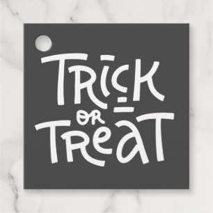 Moderner Niedlicher Typografie-Trick oder -Treaten Geschenkanhänger