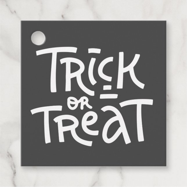 Moderner Niedlicher Typografie-Trick oder -Treaten Geschenkanhänger (Vorderseite)