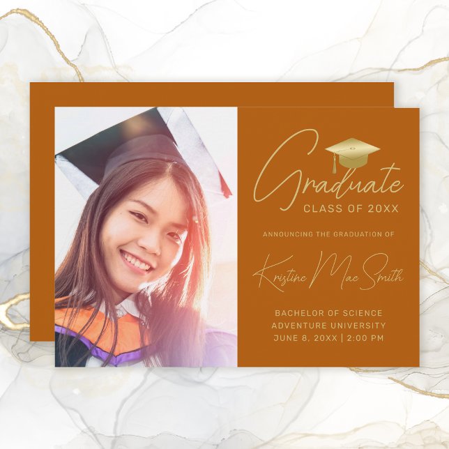 Moderner Orange Gold Script Foto Uni-Abschluss Ankündigung (Modern Orange Gold Scropt Graduation Announcement)