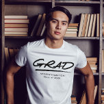 Moderner Personalisierter Abschluss Dashed Grad T-Shirt<br><div class="desc">2023 Abschluss T - Shirt mit "Grad" in handgeschriebener schwarzer Schrift mit gestrichelter Unterschrift. Personalisieren Sie den modernen Abschluss T - Shirt,  indem Sie den Namen und Abschluss des Absolventen Jahr.</div>