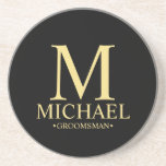 Moderner Personalisierter Monogramm- und Name-Trau Getränkeuntersetzer<br><div class="desc">Moderne Geschenke für Personalisierte Trauzeuge mit personalisierten Monogramm,  Trauzeugen Name und Titel in goldener klassischer Serif-Schriftart-Stil auf schwarzem Hintergrund. Auch perfekt für Trauzeuge,  Vater der Braut und mehr. Bitte beachten Sie: Die Details der Folie werden im Kunstwerk simuliert. Bei der Herstellung dieses Produktes wird keine Folie verwendet.</div>