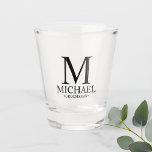 Moderner Personalisierter Monogramm- und Name-Trau Schnapsglas<br><div class="desc">Moderne Geschenke für Personalisierten Trauzeuge mit personalisierten Monogramm,  Trauzeuge und Titel im klassischen Serif-Schriftart-Stil. Auch perfekt für Trauzeuge,  Vater der Braut und mehr.</div>