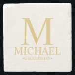Moderner Personalisierter Monogramm- und Name-Trau Steinuntersetzer<br><div class="desc">Moderne Geschenke für Personalisierte Trauzeuge mit personalisierten Monogramm,  Trauzeugen Name und Titel in goldener klassischer Serifen Schriftart Stil. Auch perfekt für Trauzeuge,  Vater der Braut und mehr. Bitte beachten Sie: Die Details der Folie werden im Kunstwerk simuliert. Bei der Herstellung dieses Produktes wird keine Folie verwendet.</div>