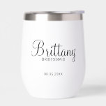 Moderner Personalisierter Name<br><div class="desc">Personalisierte Bridesmaids Geschenke mit dem personalisierten Namen der Brautjungfrau im modernen Drehbuch Schriftart Stil mit Titel und Hochzeitstag in modernen sans serif Schriftart Stil. Auch perfekt für die Trauzeugin,  Blumenmädchen,  Brautmutter und vieles mehr.</div>