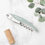 Moderner Personalisierter Name Bridesmaid Kellnermesser<br><div class="desc">Moderne Personalisierte Bridesmaid Corkschraube. Dieses Design zeichnet sich durch den Namen und den Titel der personalisierten Brautjungfrau aus,  die im klassischen Serifenstil auf dem grünen Weiß gehalten werden. Auch perfekt für Trauzeugin und mehr.</div>