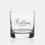 Moderner Personalisierter Name Whiskyglas<br><div class="desc">Personalisierte Bridesmaids Geschenke mit dem personalisierten Namen der Brautjungfrau im modernen Drehbuch Schriftart Stil mit Titel und Hochzeitstag in modernen sans serif Schriftart Stil. Auch perfekt für die Trauzeugin,  Blumenmädchen,  Brautmutter und vieles mehr.</div>