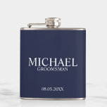 Moderner Personalisierter Navy-Blue-Trauzeuge Flachmann<br><div class="desc">Moderne Navy Personalisierter Trauzeuge Geschenke mit dem Namen,  dem Titel und dem Hochzeitsdatum des personalisierten Trauzeugen im klassischen Serif Schriftart Stil. Auch perfekt für Trauzeuge,  Vater der Braut und mehr.</div>