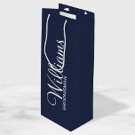 Moderner Personalisierter Navy-Blue-Trauzeuge Geschenktüte Für Weinflaschen<br><div class="desc">Personalisierte Trauzeuge Geschenke mit dem Namen des personalisierten Trauzeugen im modernen,  weißen Script-Schriftart Stil mit Titel und Hochzeitsdatum in modernen Sans Serif Schriftart Stil auf marineblau Hintergrund. Auch perfekt für Trauzeuge,  Brautvater,  Brautjungfrau,  Trauzeugin,  Brautmutter und mehr.</div>