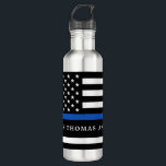 Moderner Personalisierter Polizeibeamter für Thin  Edelstahlflasche<br><div class="desc">Thin Blue Line Flaggenflasche - US amerikanische Flagge Design in Polizei Flag Farben, modernes schwarz blaues Design. Ideal für Polizeibeamte, Polizeierzieher und Polizeibeamte der Ehefrau . Personalisieren Sie die Personalisierung mit dem Namen des Polizeibeamten und/oder der Abzeichen- oder Familiennummer. Diese dünne blaue Wasserflasche eignet sich perfekt für ein Geschenk der...</div>