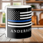 Moderner Personalisierter Polizeibeamter für Thin  Kaffeetasse<br><div class="desc">Thin Blue Line Flag Kaffee Tasse - USA Fahne Design in Police Flag Farben, modernes schwarz blaues Design. Ideal für Polizeibeamte, Polizeierzieher und Polizeibeamte der Ehefrau . Personalisieren Sie die Personalisierung mit dem Namen des Polizeibeamten und/oder der Abzeichen- oder Familiennummer. Diese dünne blaue Kaffeemaschine ist perfekt für ein Geschenk der...</div>