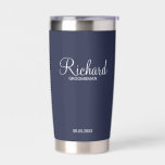 Moderner Personalisierter Trauzeuge für Skripte Thermobecher<br><div class="desc">Personalisierte Trauzeuge Geschenke mit dem Namen des personalisierten Trauzeugen im modernen,  weißen Script-Schriftart Stil mit Titel und Hochzeitsdatum in modernen Sans Serif Schriftart Stil auf marineblau Hintergrund. Auch perfekt für Trauzeuge,  Brautvater,  Brautjungfrau,  Trauzeugin,  Brautmutter und mehr.</div>