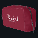 Moderner Personalisierter Trauzeuge für Skripte Waschbeutel<br><div class="desc">Personalisierte Trauzeuge Geschenke mit dem Namen des personalisierten Trauzeugen im modernen,  weißen Script-Schriftart Stil mit Titel und Hochzeitsdatum in modernen Sans Serif Schriftart Stil auf bordeauxroten Hintergrund. Auch perfekt für Trauzeuge,  Brautvater,  Brautjungfrau,  Trauzeugin,  Brautmutter und mehr.</div>