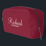 Moderner Personalisierter Trauzeuge für Skripte Waschbeutel<br><div class="desc">Personalisierte Trauzeuge Geschenke mit dem Namen des personalisierten Trauzeugen im modernen,  weißen Script-Schriftart Stil mit Titel und Hochzeitsdatum in modernen Sans Serif Schriftart Stil auf bordeauxroten Hintergrund. Auch perfekt für Trauzeuge,  Brautvater,  Brautjungfrau,  Trauzeugin,  Brautmutter und mehr.</div>