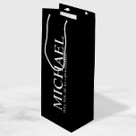 Moderner Personalisierter Trauzeuge Geschenktüte Für Weinflaschen<br><div class="desc">Moderne Schwarz/Weiß Personalisierte Trauzeuge Geschenktasche mit dem Namen und Titel des personalisierten Trauzeugen im klassischen Serif Schriftart Stil. Auch perfekt für Brautjungfrau,  Trauzeugin,  Blume Mädchen,  Trauzeuge und Ringträger.</div>