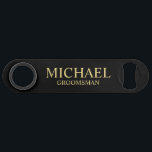 Moderner Personalisierter Trauzeuge in Schwarz und Speed Flaschenöffner<br><div class="desc">Moderne Black and Gold Personalisiert Trauzeuge Geschenke mit dem Namen und dem Titel des personalisierten Trauzeugen im klassischen Serif-Schriftart-Stil auf schwarzem Hintergrund. Auch perfekt für Trauzeuge, Vater der Braut und mehr. Bitte beachten Sie: Die Details der Folie werden im Kunstwerk simuliert. Bei der Herstellung dieses Produktes wird keine Folie verwendet....</div>
