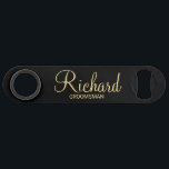 Moderner Personalisierter Trauzeuge in Schwarz und Speed Flaschenöffner<br><div class="desc">Moderne Black and Gold Personalisierte Trauzeuge Geschenke mit dem Namen des personalisierten Trauzeugen in modernem, goldenem Script Schriftart Stil mit Titel und Hochzeitdatum in modernen Sans Serif Schriftart Stil auf schwarzem Hintergrund. Auch perfekt für Trauzeuge, Brautvater, Brautjungfrau, Trauzeugin, Brautmutter und mehr. Bitte beachten Sie: Die Details der Folie werden im...</div>