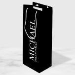 Moderner Personalisierter Trauzeuge in Schwarz/Wei Geschenktüte Für Weinflaschen<br><div class="desc">Moderne Schwarz-Weiß-Geschenke für Personalisierten Trauzeuge mit dem Namen und dem Titel des personalisierten Trauzeugen im klassischen Serif-Schriftart-Stil. Auch perfekt für Trauzeuge,  Vater der Braut und mehr.</div>