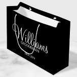Moderner Personalisierter Trauzeuge in Schwarz/Wei Große Geschenktüte<br><div class="desc">Moderne Schwarz-Weiß-Geschenke mit dem Namen des personalisierten Trauzeugen im modernen,  weißen Schriftart-Stil mit Titel und Hochzeitsdatum in modernen Sans Serif Schriftart Stil auf schwarzem Hintergrund. Auch perfekt für Trauzeuge,  Brautvater,  Brautjungfrau,  Trauzeugin,  Brautmutter und mehr.</div>