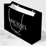 Moderner Personalisierter Trauzeuge in Schwarz/Wei Große Geschenktüte<br><div class="desc">Moderne Geschenke für Personalisierten Trauzeuge mit dem Namen,  dem Titel und dem Hochzeitsdatum des personalisierten Trauzeugen im klassischen,  weißen Serif-Schriftart-Stil auf schwarzem Hintergrund. Auch perfekt für Trauzeuge,  Brautvater,  Ringträger und mehr.</div>