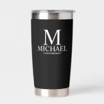 Moderner Personalisierter Trauzeuge Thermobecher<br><div class="desc">Moderne Geschenke für Personalisierte Trauzeuge mit personalisierten Monogrammen,  Trauzeugen Name und Titel in der weißen klassischen Serif-Schriftart-Stil auf schwarzem Hintergrund. Auch perfekt für Trauzeuge,  Vater der Braut und mehr.</div>
