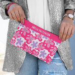 Moderner Personalisierter tropischer Rosa-Blütenna Zubehörtasche<br><div class="desc">Moderne tropisch rosa Blumenmuster Personalisierter Name Accessoire Pouch Kosmetische Beutel Beutel Toilettenbeutel mit einem hellen rosa, lila-weiß tropischen Blume Muster. Personalisiert mit deinem Namen. Machen Sie ein großartiges Geschenk für Geburtstag, Weihnachten, Feiertage, Muttertag und zurück zur Schule. Ideal für die Rückkehr in die Schule, Sport, Gymnastik, Reisen und vieles mehr....</div>