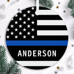 Moderner Polizeibeamter Personalisiert dünne blaue Ornament Aus Metall<br><div class="desc">Personalisiertes Thin Blue Line Ornament - Amerikanische Flagge in der Polizei Flag Farben, modernes schwarz blaues Design. Personalisieren Sie diese polizeiliche Weihnachtsschmuck mit dem Namen des Offiziers, oder Abteilung, und Jahr. Dieses personalisierte Polizeischmuck ist ideal für Polizeidienststellen, Strafverfolgungsbeamte oder als Gedenkstätte. Bestellen Sie diese Polizeischmuck Großhandel für die Polizeiakademie oder...</div>