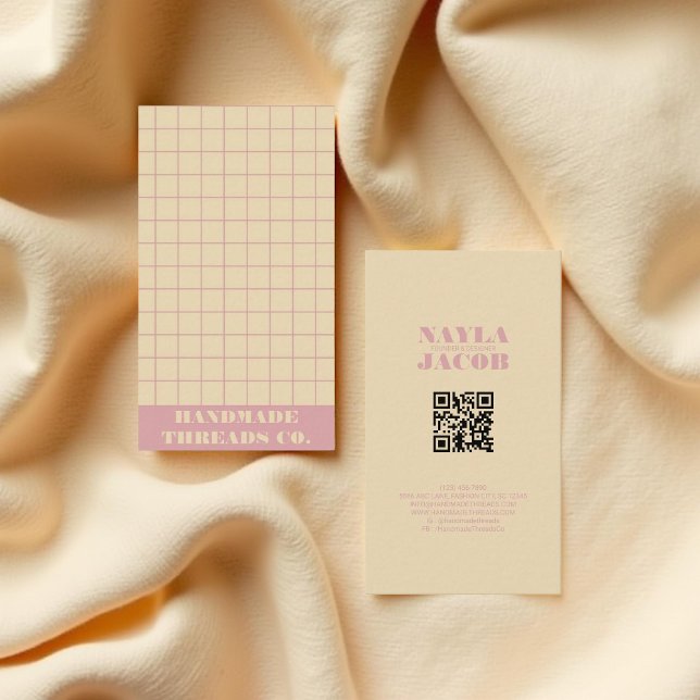 Moderner QR-Code für Creme & Pink Visitenkarte (Von Creator hochgeladen)