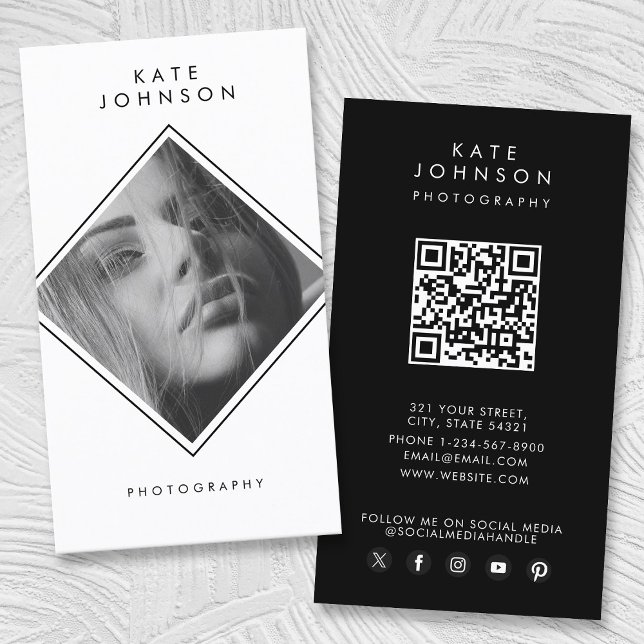 Moderner QR-Code für einfache Schwarz-Weiß-Fotogra Visitenkarte (Modern Simple Black & White Photography QR Code Business Card)
