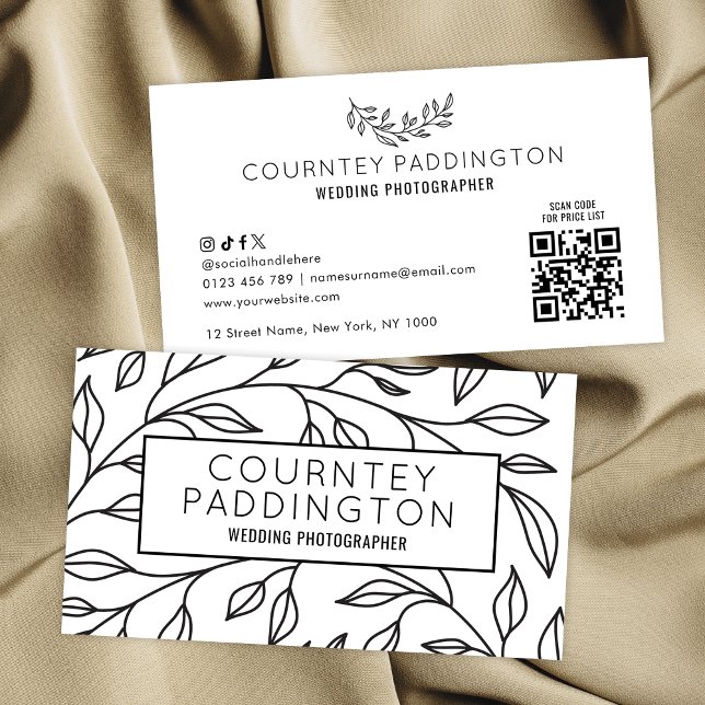 Moderner QR-Code für Schwarz-Weiß-Blumen-Schönheit Visitenkarte (Modern minimalist floral design business cards with custom QR code)