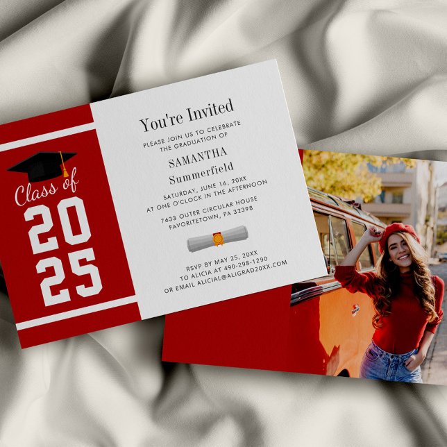 Moderner Red White Grad Foto Abschluss 2025 Einladung (Modern Red White Grad Photo Graduation 2025 Invitation)