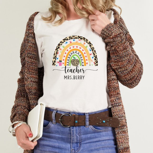 Moderner Regenbogenlehrer tragen Ihren Namen hinzu T-Shirt (Von Creator hochgeladen)