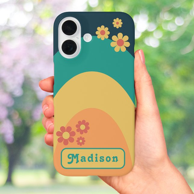 Moderner Retro 70er Groovy Personalisiert Case-Mate iPhone Hülle (Retro 70s vintage arch groovy daisy and typography add name blue teal yellow orange iPhone 16 case)