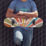 Moderner Retro Individuelle Name Spaß Vintag Sunbu Skateboard<br><div class="desc">Das moderne Retro Individuelle Name Fun Vintag Sunburst Skateboard ist ein klassisches Rückspiel zu den Skateboards des 70ers und 80ers, mit einer modernen Drehung. Dieses Skateboard zeichnet sich durch ein lebendiges Sonnenburstdesign auf dem Deck aus, mit kühnen Farben, die Köpfe drehen, während Sie die Straße entlang gehen. Die Skateboard ist...</div>