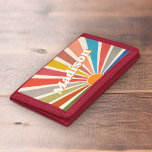 Moderner Retro Individuelle Name Spaß Vintager Reg Tri-fold Geldbeutel<br><div class="desc">Die Einführung der Individuelle Name-Brieftasche mit einer modernen Retro Spaß Vintag Rainbow Sun Burst Illustration. Dieses Portemonnaie ist ein personalisiertes Stück, das ein lebendiges und farbenprächtiges Sonnenburstdesign aufweist, das an die Retro-Ästhetik des 60ers und des 70ers erinnert. Die rauschige, regenbogenfarbene Sonnenburstillustrierung auf diesem Portemonnaie ist auffällig und fröhlich und macht...</div>