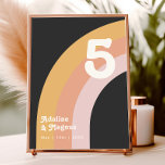 Moderner Retro-Regenbogen der 70er Jahre | Dunkle  Tischnummer<br><div class="desc">Dieser moderne Retro-Regenbogen der 70er Jahre | dunkle Tischnummer ist perfekt für Ihre Vintage Orange, Rose Gold, und rot-rosa Hochzeit. Entworfen mit Elementen eines klassischen, farbenfrohen Boho-Bohbogens und groovy minimalistischen Streifen. Das Design hat ein einzigartiges abstraktes tropisches Strandgefühl, das für jeden Frühling, Sommer oder Hochzeit im Herbst geeignet ist. Das...</div>