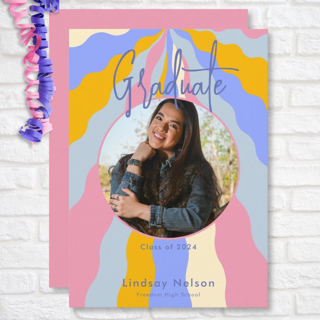 Moderner Retro Rosa Lila Waves Foto Abschluss Einladung (Modern Retro Pink Purple Waves Photo Graduation Invitation)