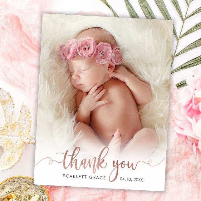 Moderner Rose Gold Script Overlay Text Baby Foto Dankeskarte (Von Creator hochgeladen)