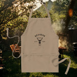 Moderner Rustikaler, individueller Best Vater je C Schürze<br><div class="desc">Retro coole personalisierte "BEST VATER EVER" Grillen Schürze in einem Logo-Stil Typografie-Design mit dem Namen des Vaters und das Jahr,  in dem er Vater neben einem Buck wurde. Gutes Geschenk für den Vatertag oder ein einzigartiges Geburtstagsgeschenk für den Vater,  der Lieben zum Grillen.</div>