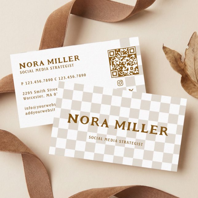 Moderner Schachbrettmuster Retro-Influencer-QR-Cod Visitenkarte (Modern Checkered Pattern Retro Influencer QR Code Business Card)