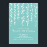 Moderner Schein-blaues 16. Einladung<br><div class="desc">Gründen Sie Ihr Tochter-16. Geburtstag-Party weg vom Recht mit unserem schönen Vorhang von 16. Geburtstag-Party Einladung der weißen Lichter. Unsere stilvollen und zeitgenössischen Party Einladungs-Eigenschaftsschnüre des Bonbons 16 der funkelnden weißen Lichter, die auf einem hübschen weichen blauen Hintergrund funkeln. Drehen Sie die Einladung, um eine zusammenpassende Rückseite für eine spezielle...</div>