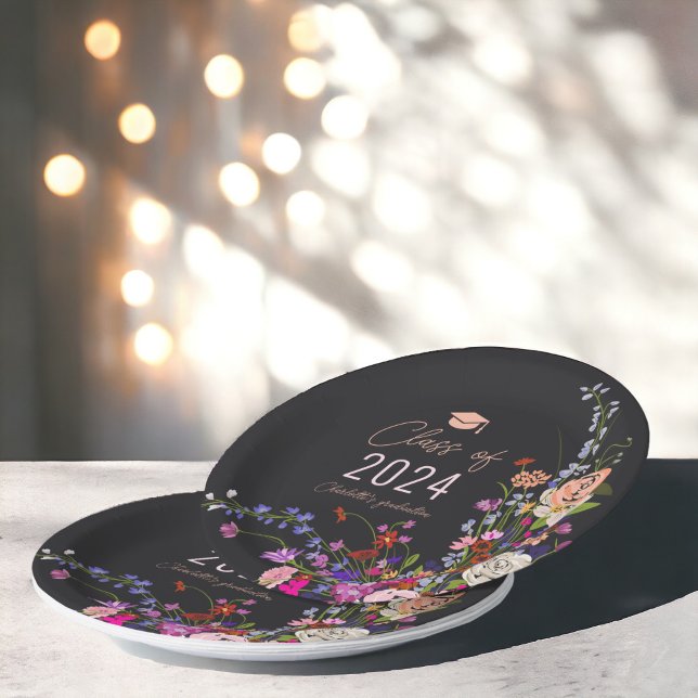 Moderner, schicker Abschluss von wild lebenden Blu Pappteller (Modern chic wild flowers script class graduation paper plates on dark)