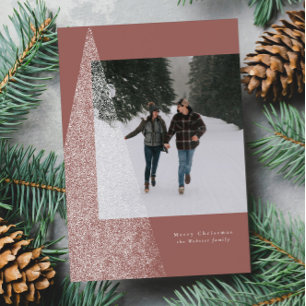 Moderner schneebedeckter Weihnachtsbaum ein Foto s Feiertagskarte