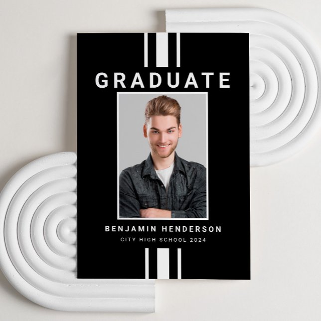 Moderner Schwarz-Weiß-Abschluss Ankündigung (Custom Photo Modern Black And White Boy Graduation Announcement Card.)