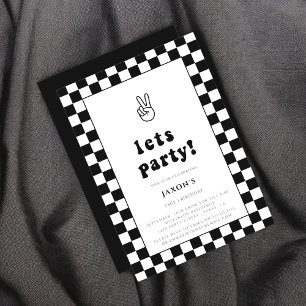 Moderner Schwarz-Weiß-Checker lasse Party Geburtst Einladung